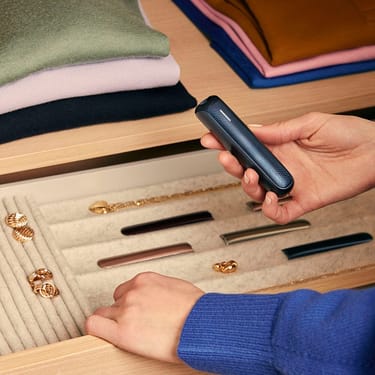 User selecting his daily style: a Solo carry case together with an Navy Blue Augmented Pattern Ploom AURA device.