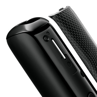 Pogled izbliza Jet Black Augmented Pattern Ploom AURA prednje maske, odvojene od uređaja.