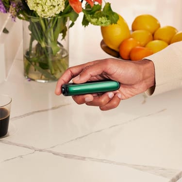 Ruka drži Ploom uređaj sa Amazon Green prednjom maskom