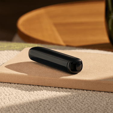 Ploom AURA Jet Black je diskretan uređaj za grejanje duvana koji je uvek uz Vas.