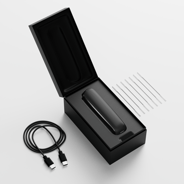 Ploom AURA otvorena kutija koja prikazuje uređaj, kabl za punjenje i štapiće za čišćenje. 
