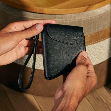 Ruka drži aksesoar Ploom Jet Black duo torbicu