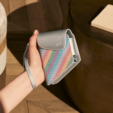 Ruka drži aksesoar Ploom Multicolored Patterned Canvas duo torbicu
