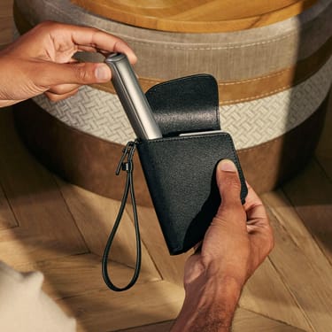 Ruka vadi Ploom AURA uređaj iz Ploom Jet Black duo torbice