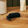 Aksesoar Ploom AURA Jet Black solo torbica na stolu
