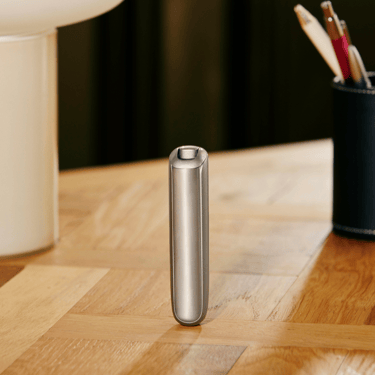 "Ploom AURA Lunar Silver je diskretan uređaj za zagrijavanje duvana koji stoji stabilno

"
