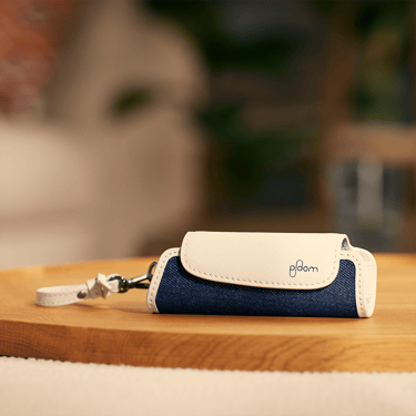 Aksesoar Ploom AURA Denim Leather Fusion solo torbica na stolu
