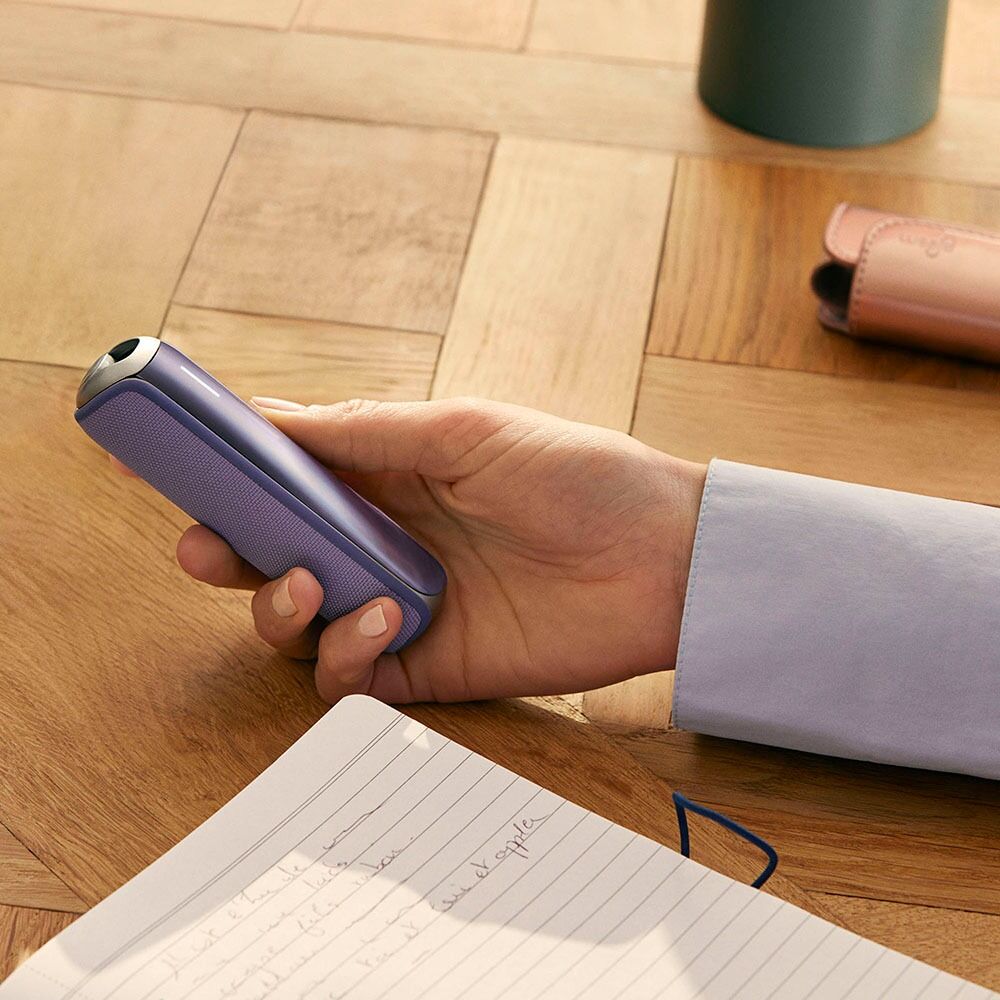 "Ruka pokazuje aksesoar Ploom AURA Lavender zadnju masku koja je pričvršćena za uređaj.
"
