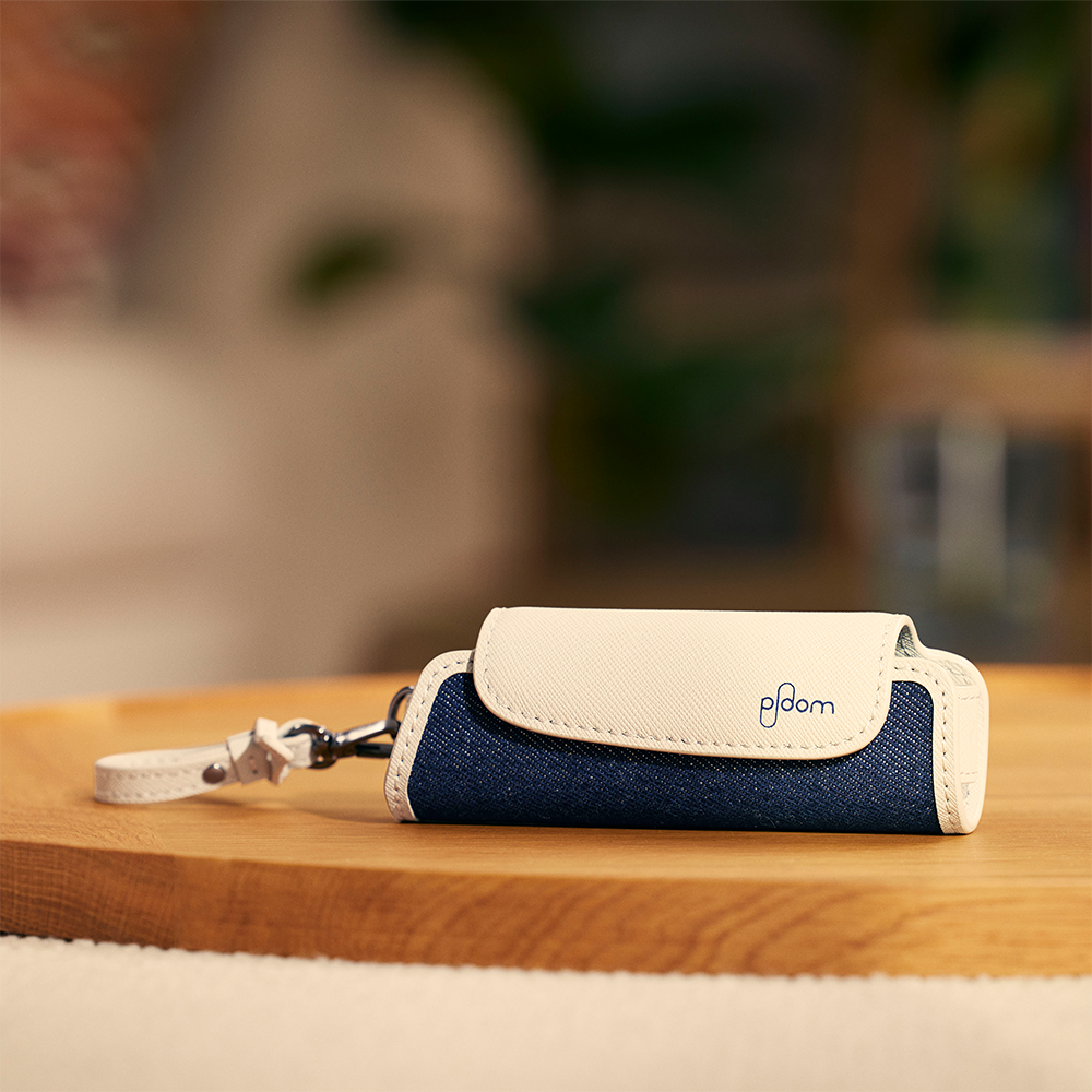 Aksesoar Ploom AURA Denim Leather Fusion solo torbica na stolu
